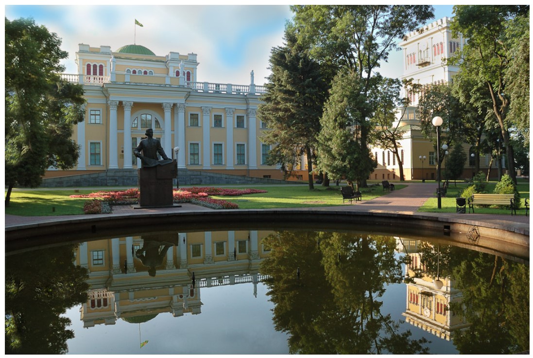 Центральная часть дворца Румянцевых-Паскевичей.