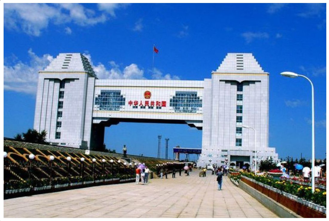Государственные ворота. «Ворота в Китай» являются самым крупным контрольно-пропускным пунктом (КПП) Китая на суше. Через них проходит две ширококолейных линии и одна стандартная, через которую Китай соединяется с российскими железнодорожными путями. Поезд.