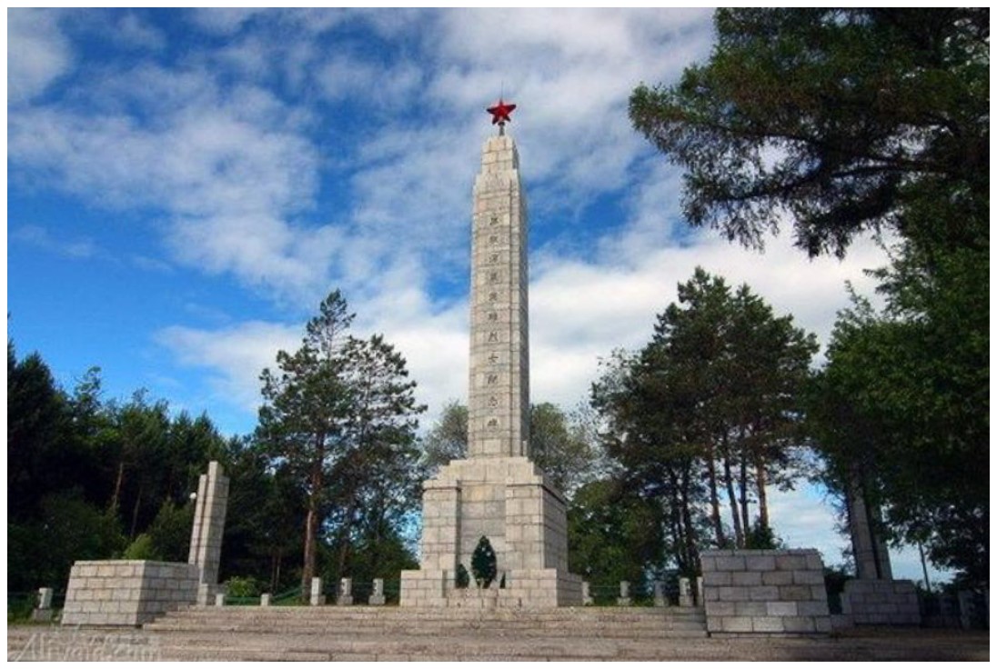 Парк павших героев Красной Армии. Создан в память советских воинов, освободивших Маньчжурию от японских захватчиков. Здесь расположены могилы солдат и 17-метровый монумент..