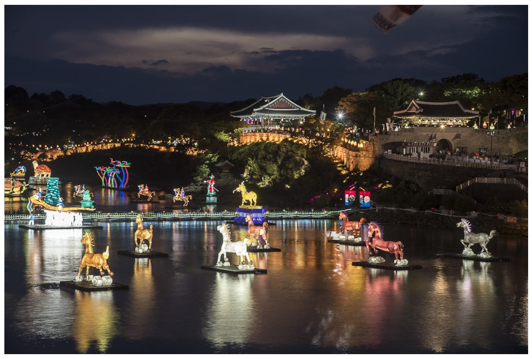 Фестиваль фонариков на реке Намгань.
