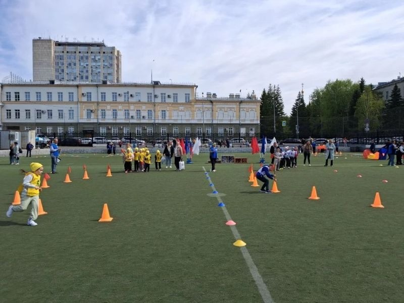 На стадионе «Динамо» прошла военно-патриотическая игра «Зарница», посвященная Победе в Великой Отечественной войне.
