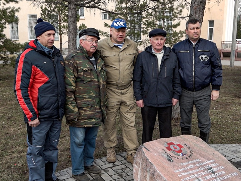 Сергей Шелест высадил рябины на аллее ликвидаторов у ДК «Железнодорожник».