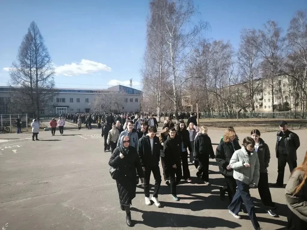 В омской школе прошла учебная эвакуация.