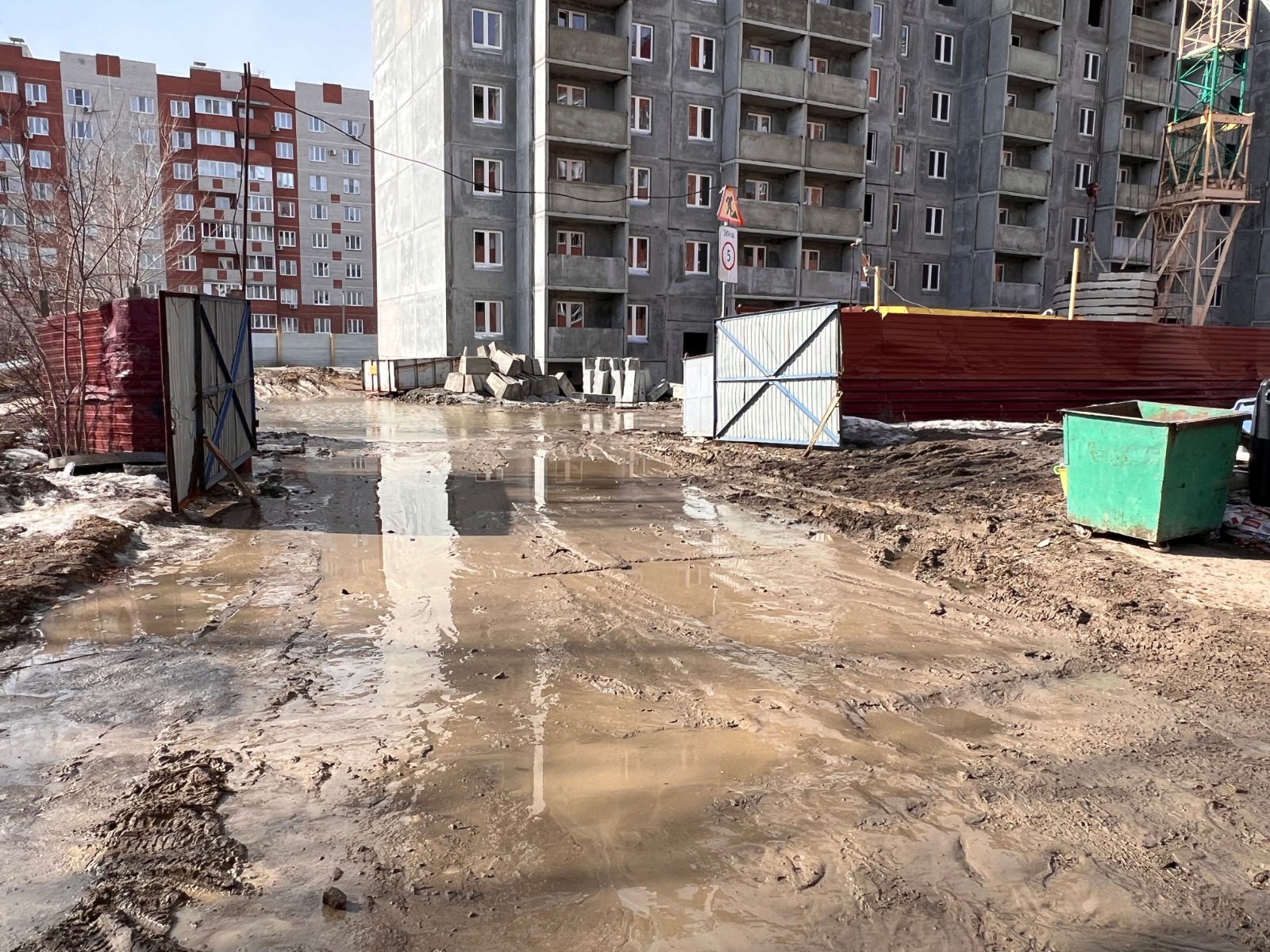 Омские застройщики могут получить штраф за вынос грязи автомобилями со строительных площадок на проезжую часть.