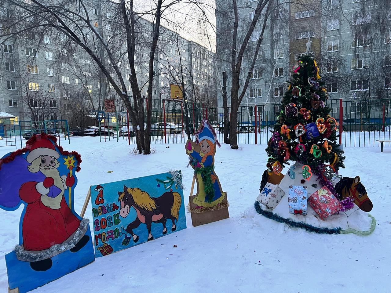В Кировском округе выбрали самую стильную елку и празднично оформленную локацию.