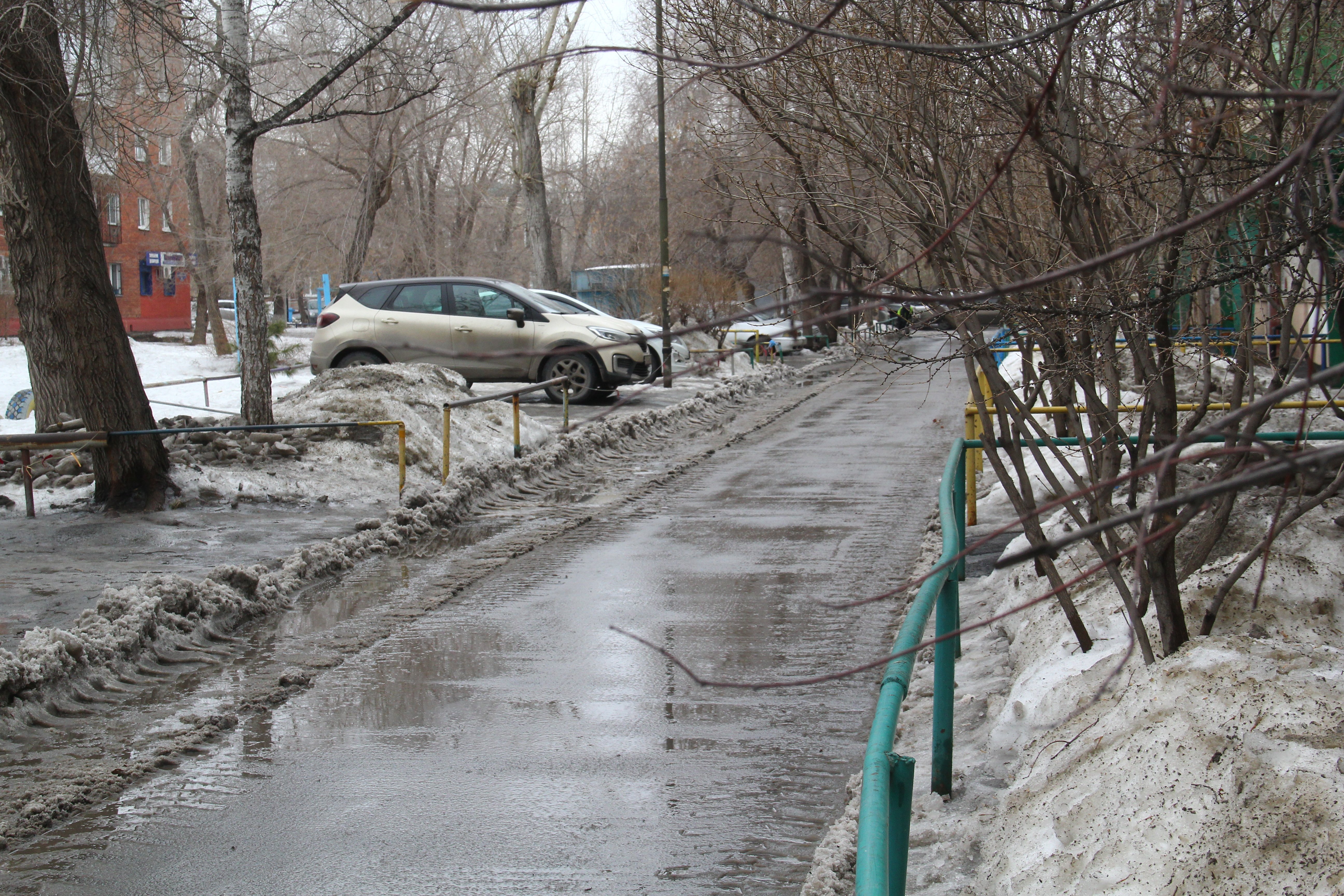 В Омске из-за нарушения правил зимнего содержания территорий хозсубъектам выдано почти 700 предписаний.