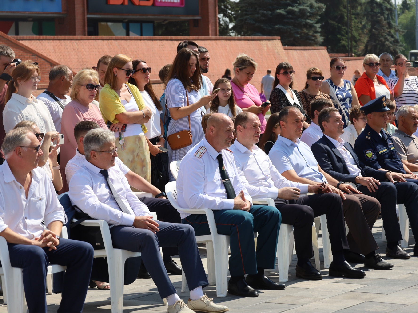 В Центральном округе открыли обновленную Доску почета.