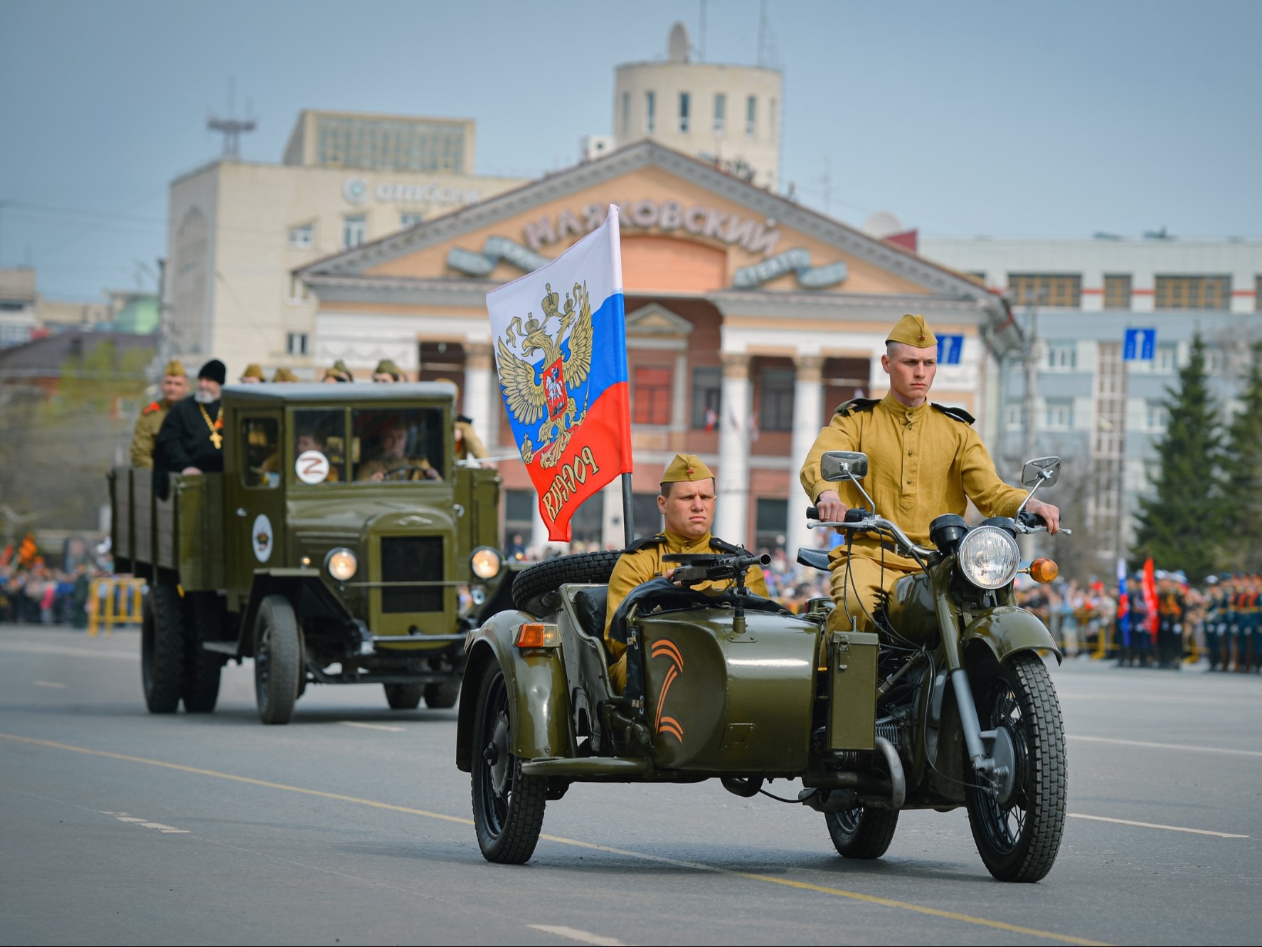 В Омске на майские праздники ограничат движение транспорта на ряде улиц и площадей.
