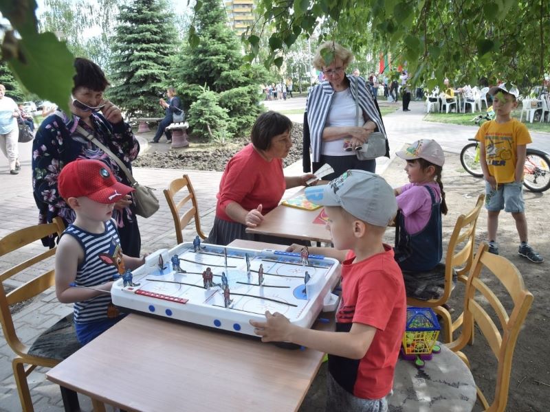 В Кировском округе готовятся к открытию досуговые площадки для детей.