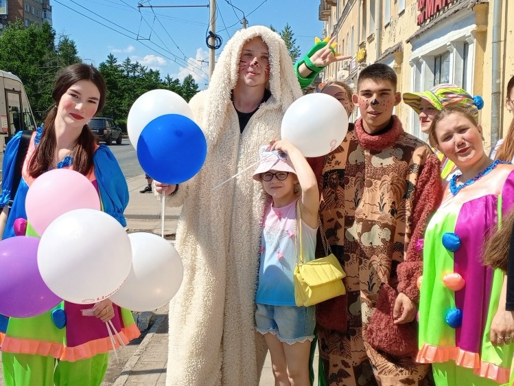 В День защиты детей волшебные герои подарят сладости детям Советского округа.