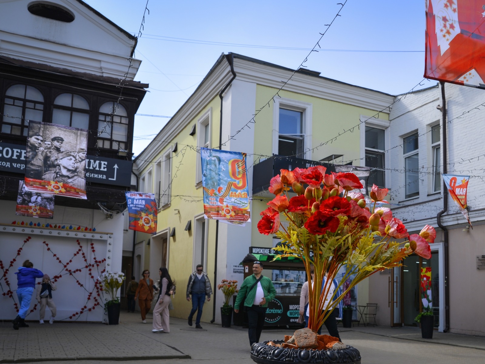 Предприниматели украшают фасады к 9 мая.