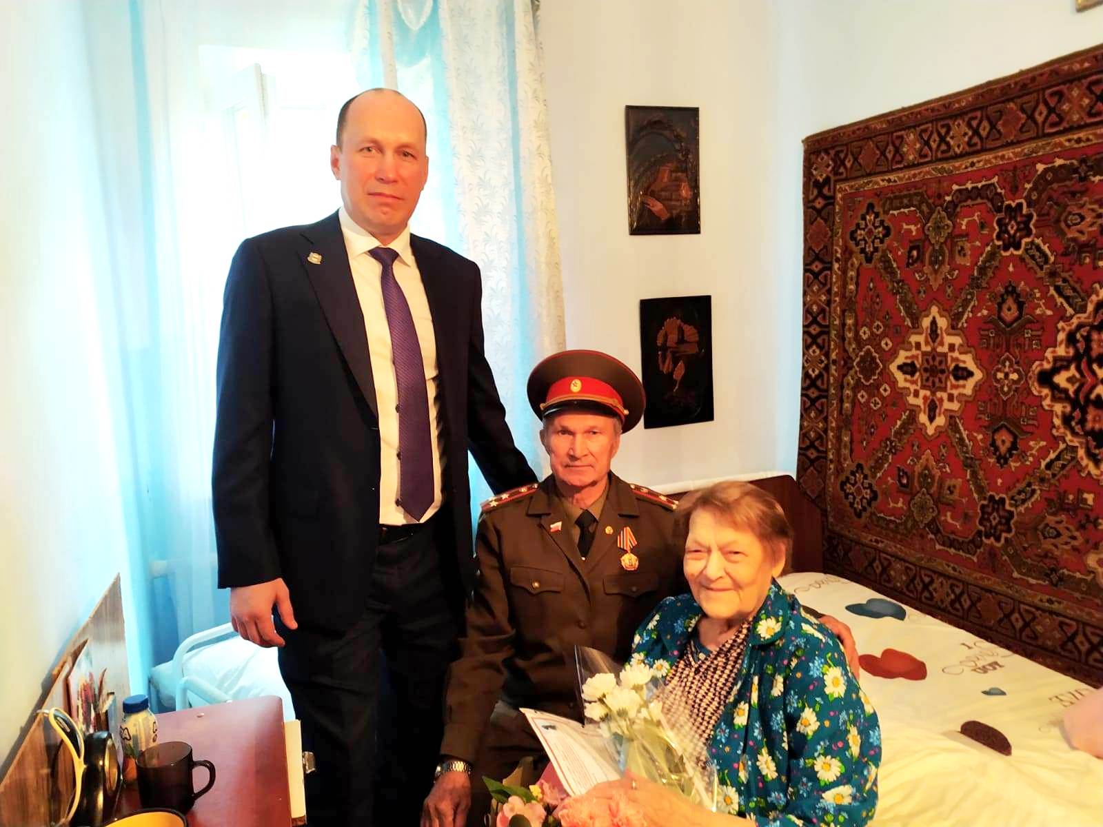 В Октябрьском округе со 100-летним юбилеем поздравили труженицу тыла.
