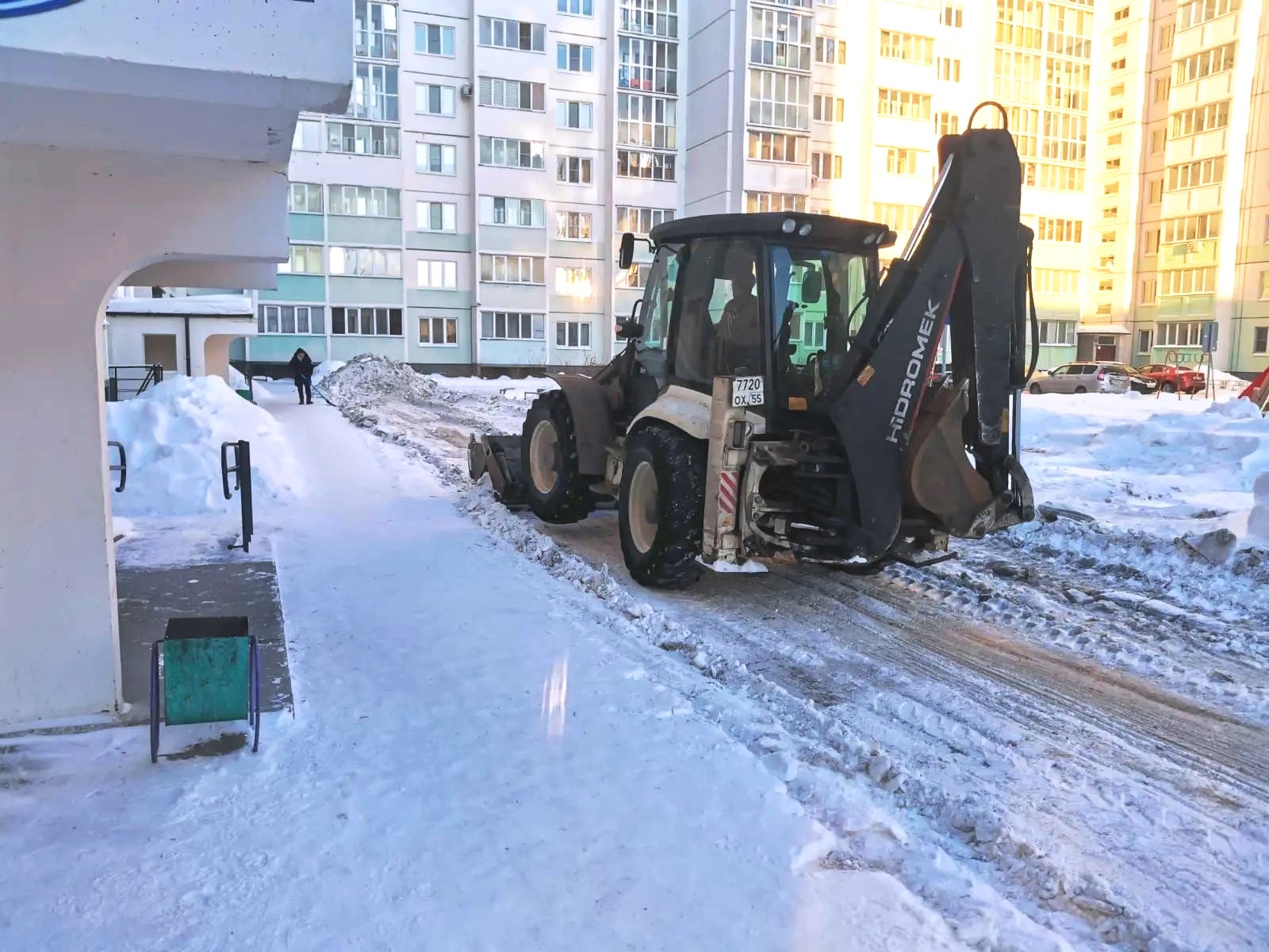 Управляющие компании Советского округа вывозят снег во дворах многоквартирных домов.