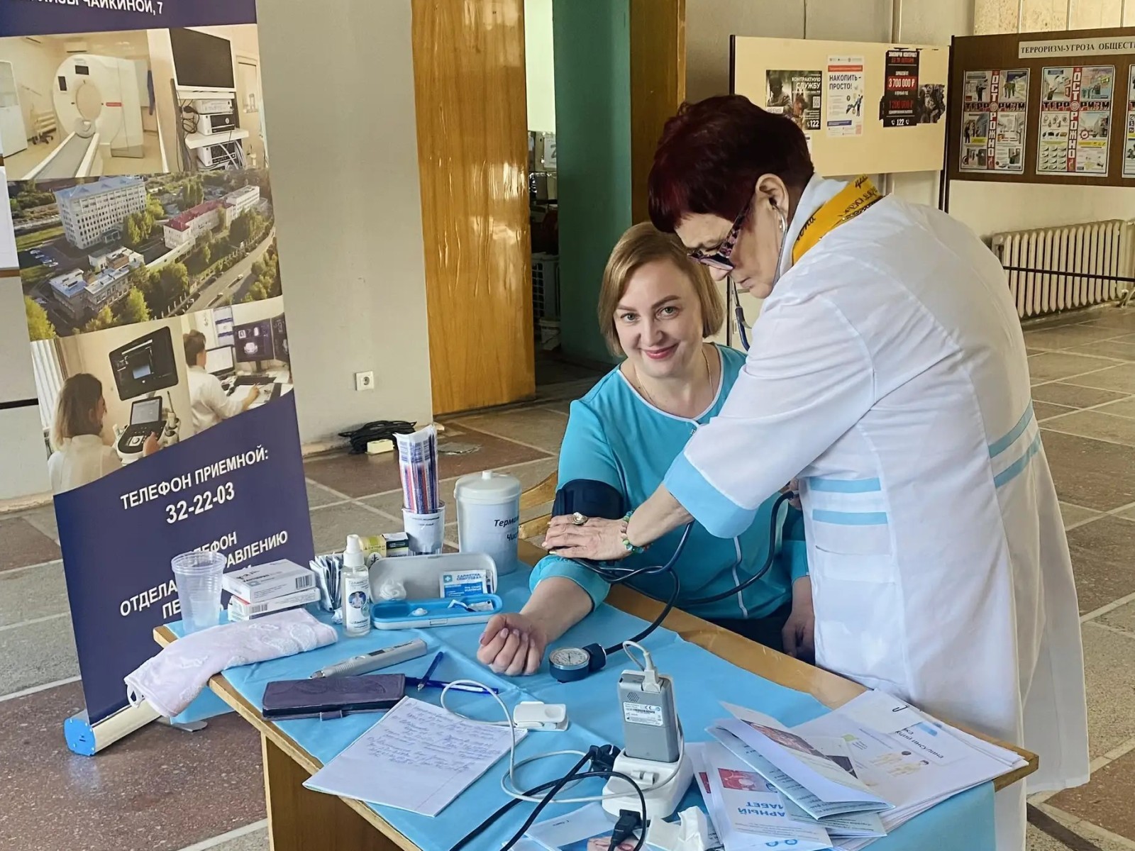 В Октябрьском округе разместили мини-пункт врачебного обследования.