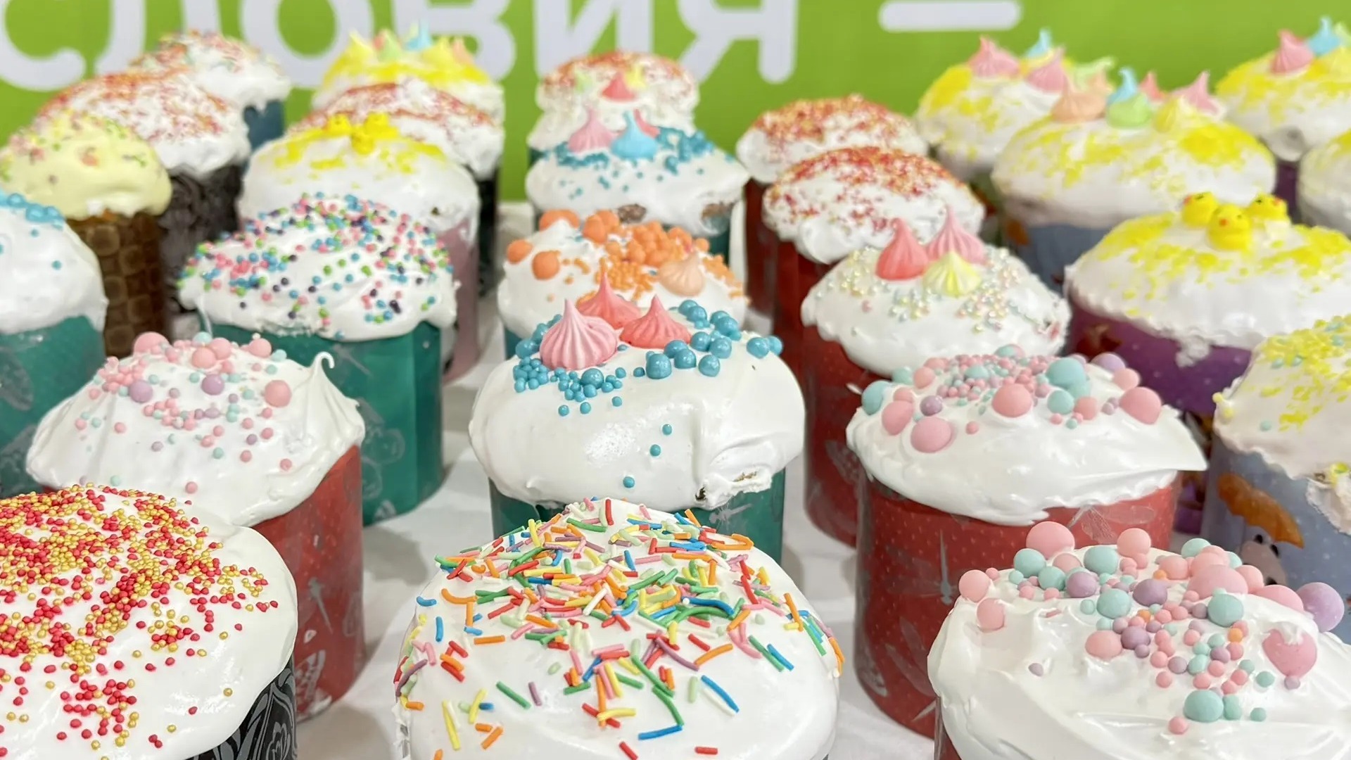 Мэр Омска пригласил горожан на ярмарки за куличами и пасхами.