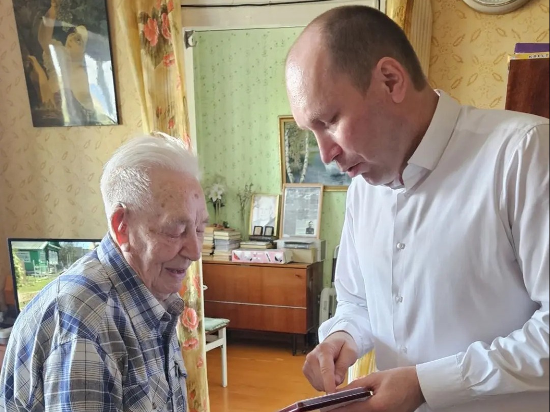 В Октябрьском округе Почетного гражданина города Омска поздравили с праздником.