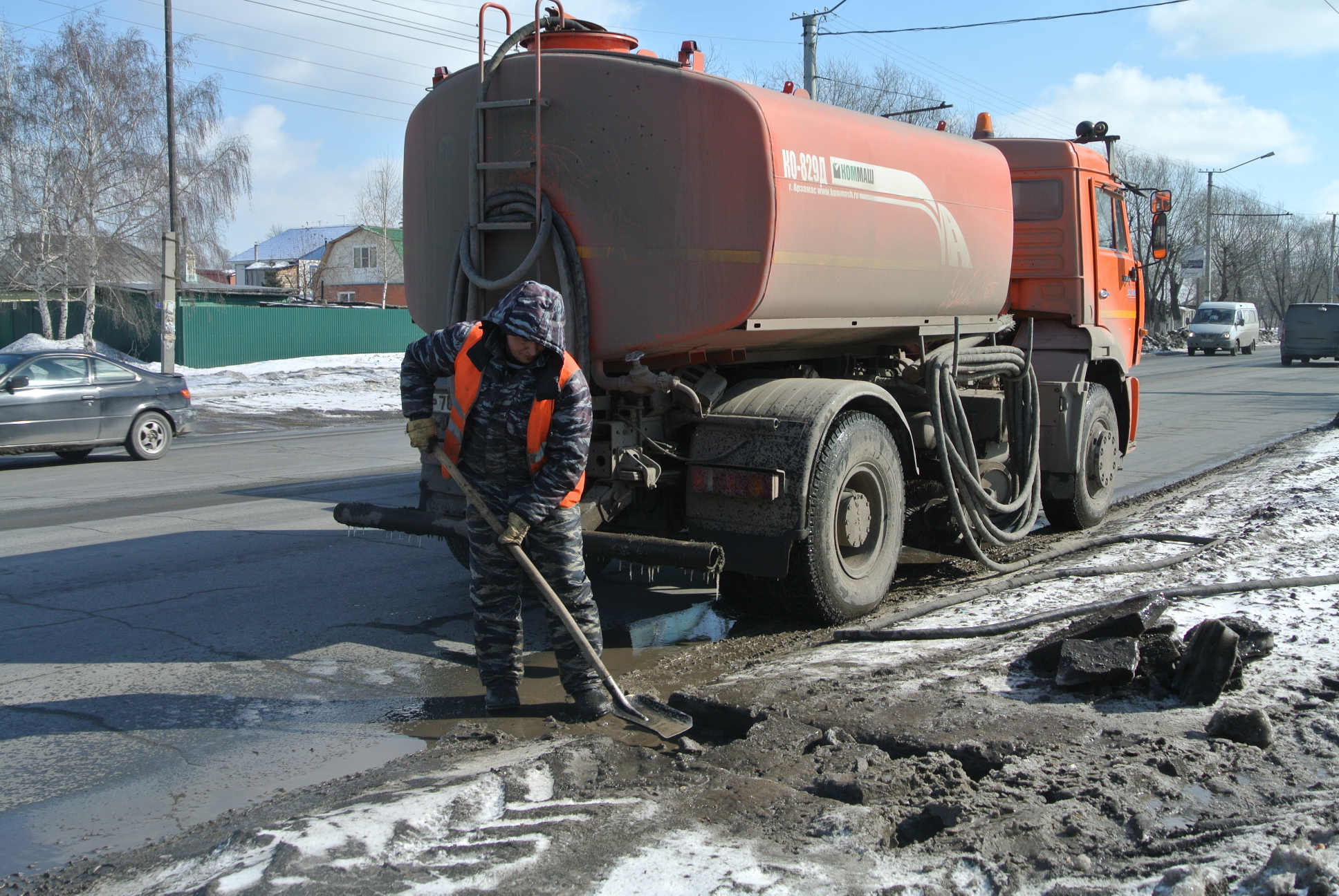 В Октябрьском округе приступили к промывке дождеприемных колодцев.