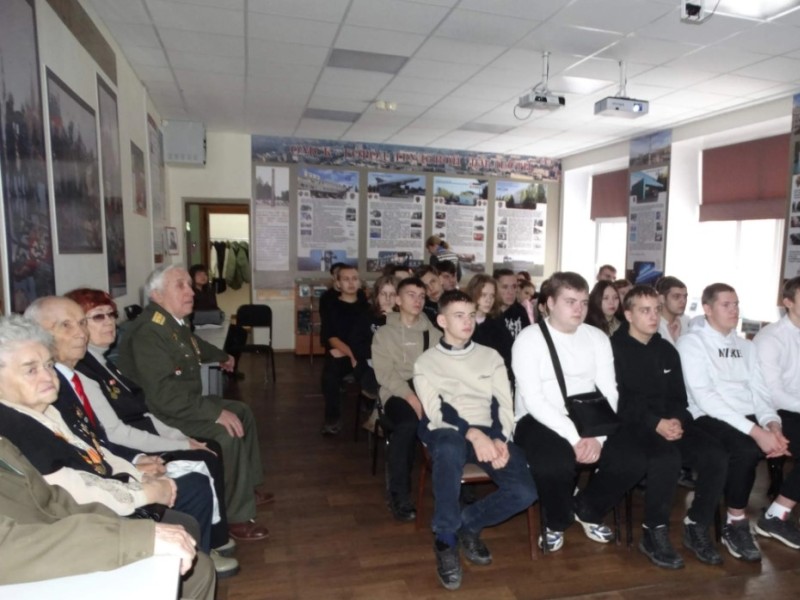 Студентам авиационного колледжа показали документальный фильм о войне.