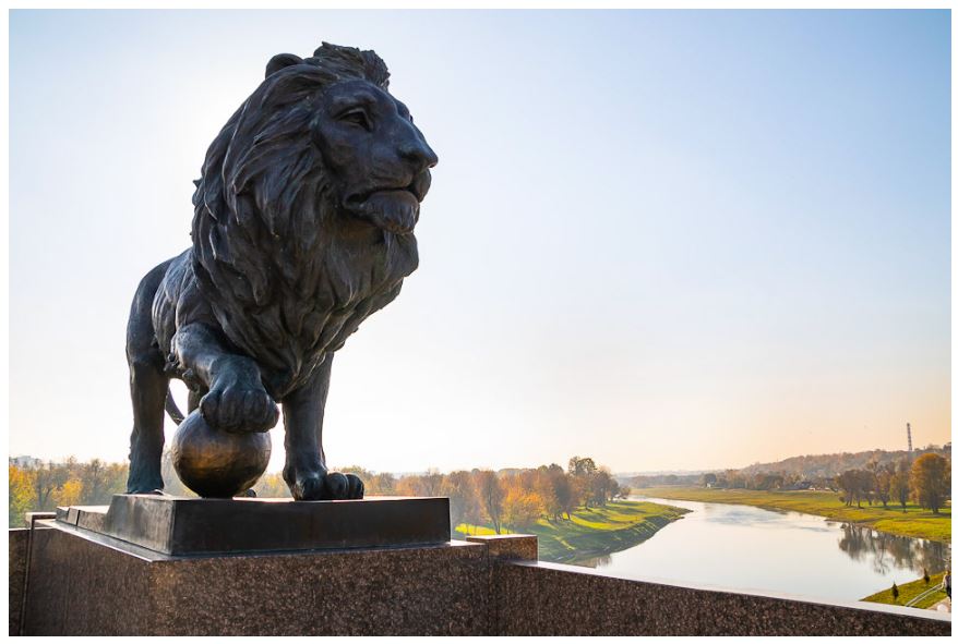 Скульптура льва на мосту через реку Днепр.