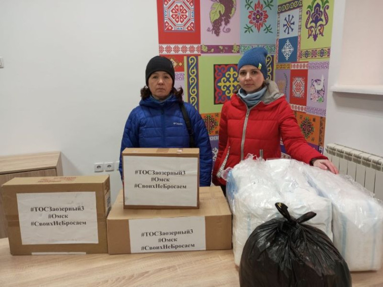 Омские комитеты ТОС передали в центр гуманитарной помощи продукты и одежду для участников СВО.