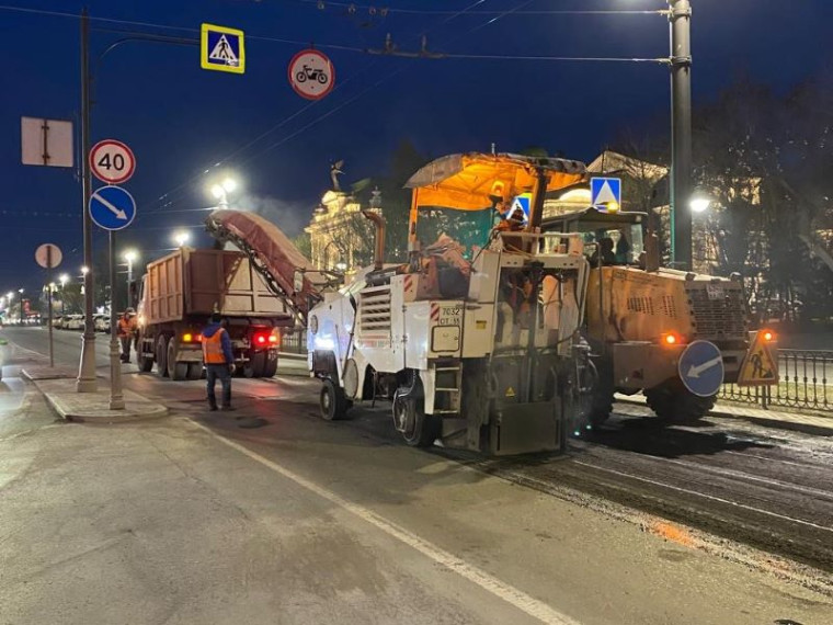 В Омске продолжается аварийно-восстановительный ремонт дорожного полотна.