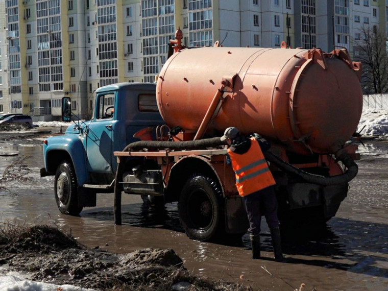 Дорожные службы откачивают с омских улиц талые воды.