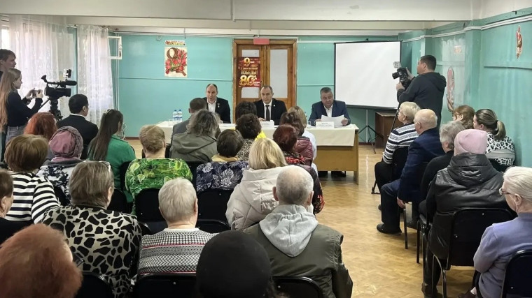 В Центральном округе состоялась встреча главы округа, сенатора и депутата с жителями.