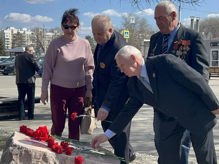 В Ленинском округе вручили памятные медали ликвидаторам аварии.