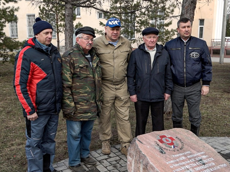 Сергей Шелест высадил рябины на аллее ликвидаторов у ДК «Железнодорожник».