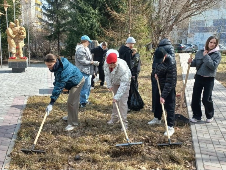 На Левобережье готовят мемориальные объекты к празднику.