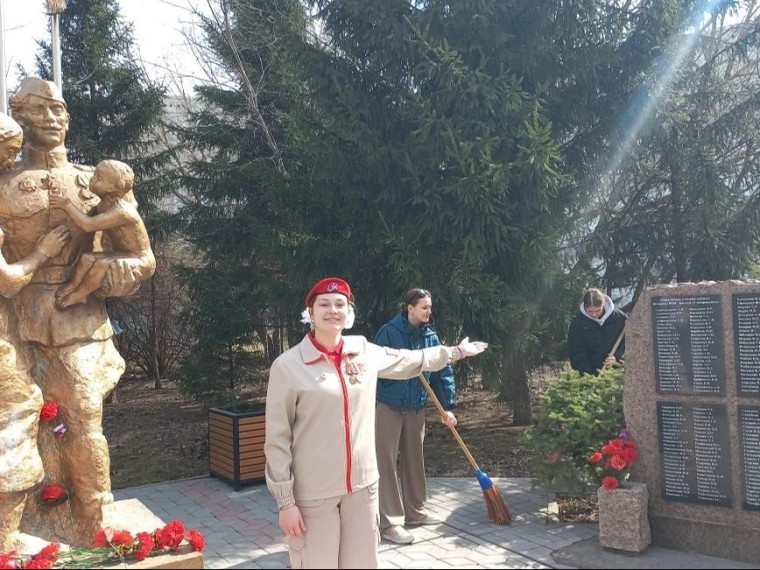 На Левобережье готовят мемориальные объекты к празднику.