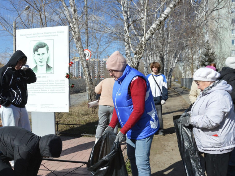 В Советском округе привели в порядок памятник героя-молодогвардейца Сергея Тюленина.