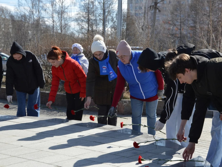 В Советском округе привели в порядок памятник героя-молодогвардейца Сергея Тюленина.