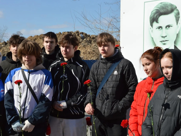 В Советском округе привели в порядок памятник героя-молодогвардейца Сергея Тюленина.