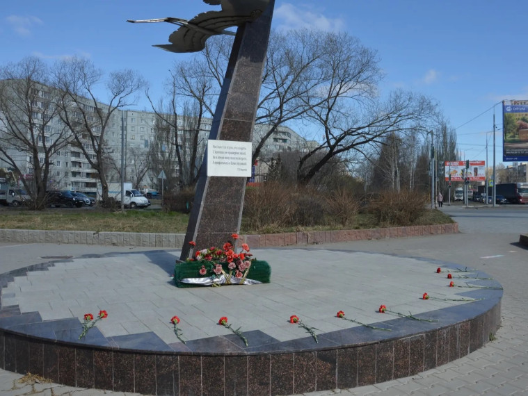 В Советском округе привели в порядок памятник героя-молодогвардейца Сергея Тюленина.