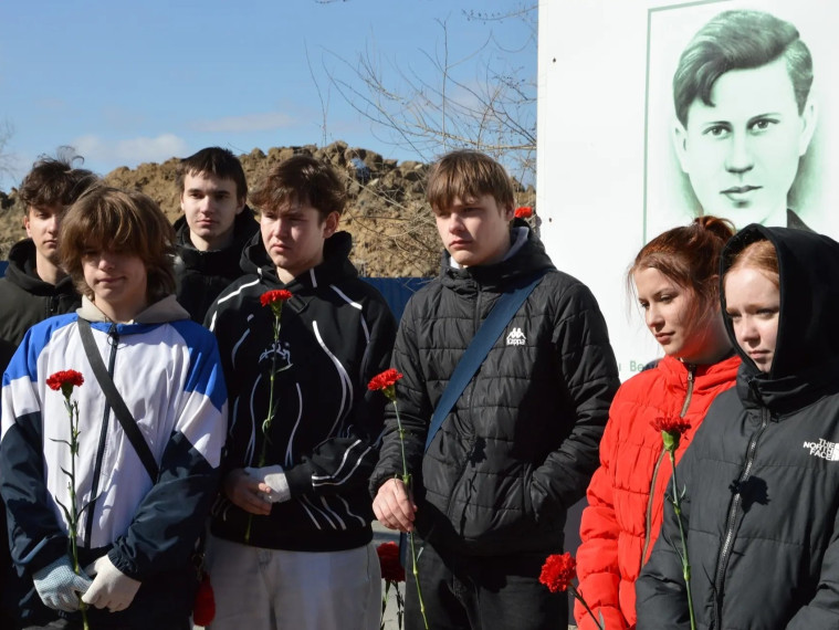 В Советском округе привели в порядок памятник героя-молодогвардейца Сергея Тюленина.