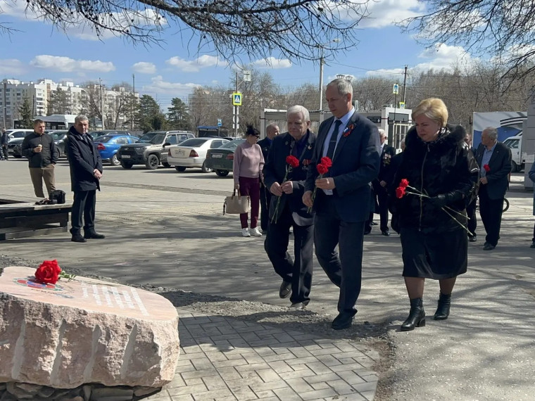 В Ленинском округе вручили памятные медали ликвидаторам аварии.