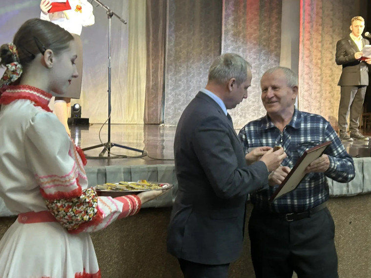 В Ленинском округе вручили памятные медали ликвидаторам аварии.