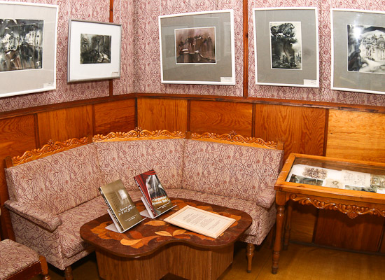 Интерьер музея. Фрагмент персональной выставки акварелей Риммы Камкиной; антологии произведений омских журналистов и деятелей театра. 2011